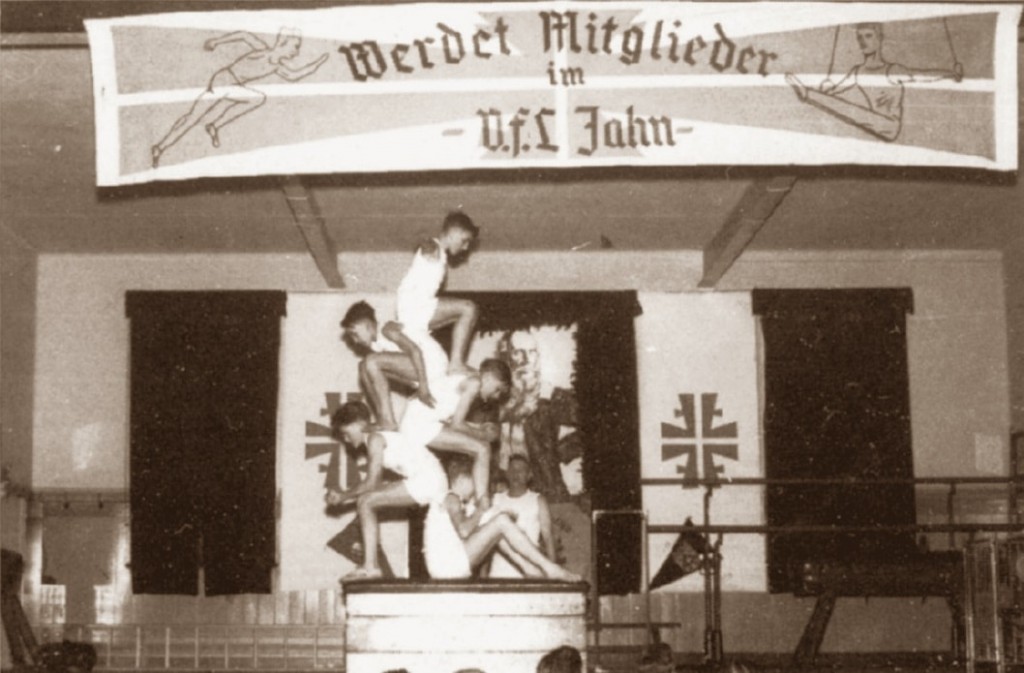 Abb. 19_Werbeturnfest Turnhalle Pollertshof, 1952 (Foto: Stadtarchiv Pr. Oldendorf)